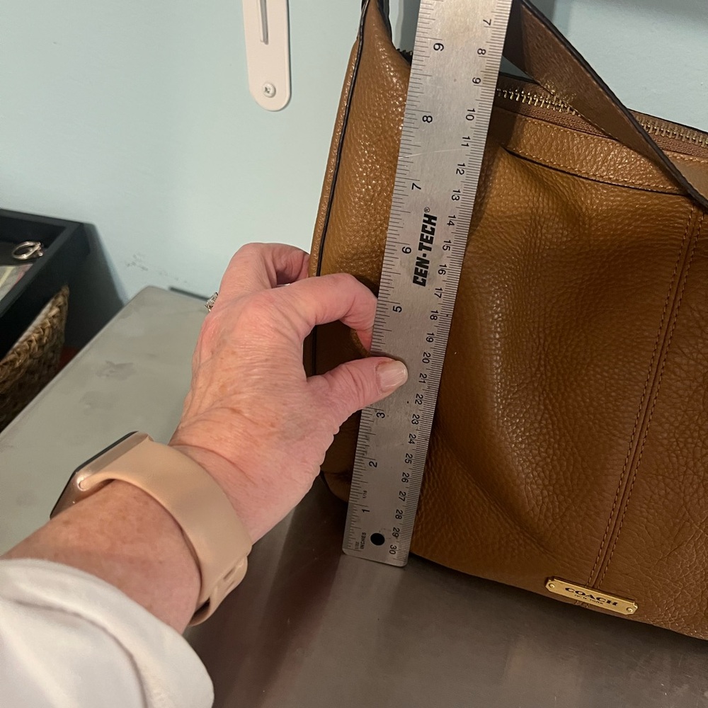 Older Tan Coach Leather Hobo Bag with Hang Tag - Picture 7 of 10